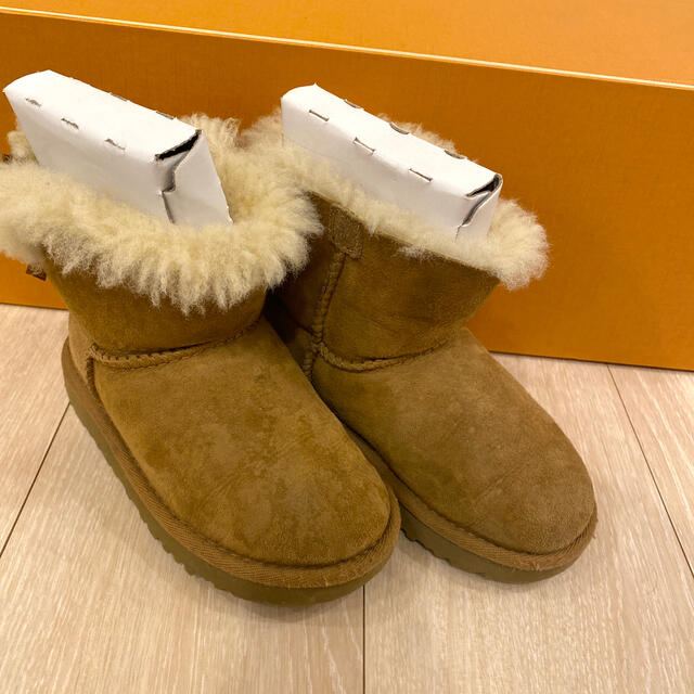 UGG(アグ)のアグ　UGG キッズ　ブーツ キッズ/ベビー/マタニティのキッズ靴/シューズ(15cm~)(ブーツ)の商品写真