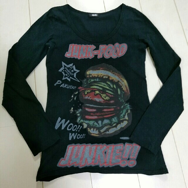 GLAD NEWS(グラッドニュース)のGLADNEWS　黒　ﾛﾝT　ハンバーガー レディースのトップス(Tシャツ(長袖/七分))の商品写真