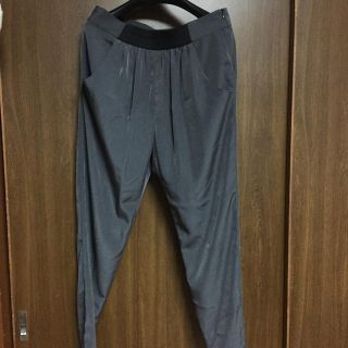 ザラ(ZARA)のZARA グレーパンツ M〜L(カジュアルパンツ)