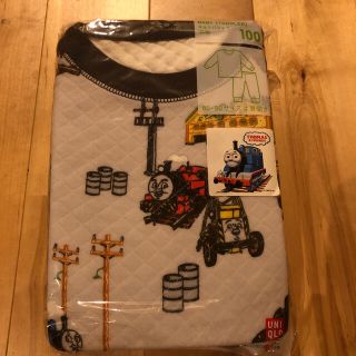 ユニクロ(UNIQLO)のユニクロ キルトパジャマ②　トーマス　サイズ100 ダークグレー(パジャマ)