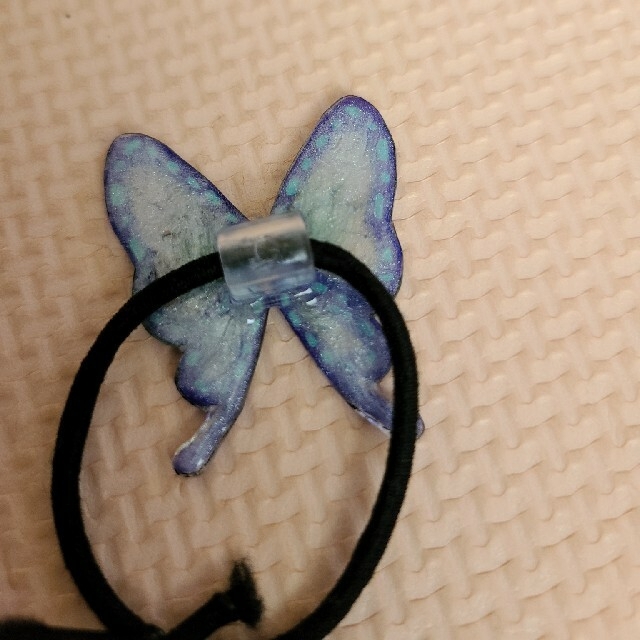 蝶のヘアゴム ハンドメイドのキッズ/ベビー(ファッション雑貨)の商品写真