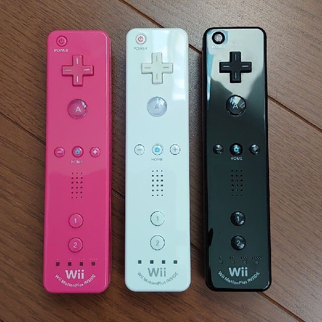 Wii(ウィー)のWii リモコンプラス3色セット エンタメ/ホビーのゲームソフト/ゲーム機本体(家庭用ゲーム機本体)の商品写真