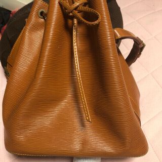 ルイヴィトン(LOUIS VUITTON)のエピ　プチノエ　お値下げしました(ショルダーバッグ)