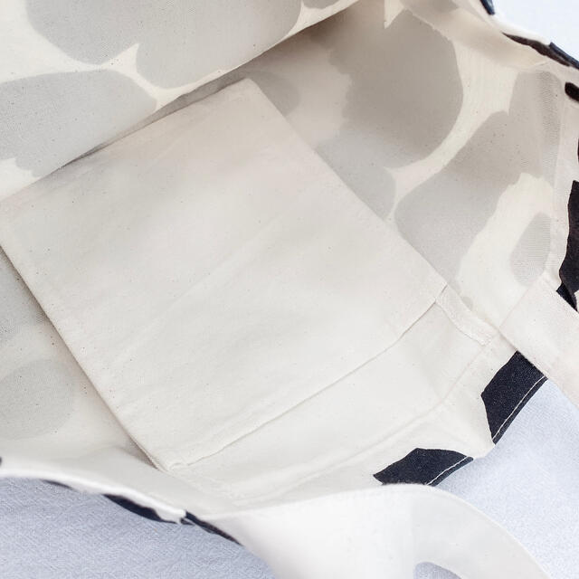 新品 トートバッグ エコバッグ 花柄 フラワー ホワイト×ブラック 帆布 人気柄 レディースのバッグ(トートバッグ)の商品写真