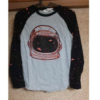 エイチアンドエム(H&M)のH&M✴️135-140キッズカットソー宇宙服コズミック柄(Tシャツ/カットソー)