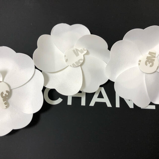 CHANEL(シャネル)のCHANELカメリアＢ品　(曲がり有り)新品×10個 レディースのアクセサリー(ブローチ/コサージュ)の商品写真