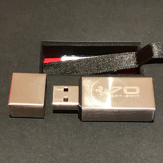 Ferrari(フェラーリ)の年末売り尽くし！/Ferrari  USB 70thアニバーサリー/非売品/ エンタメ/ホビーのコレクション(ノベルティグッズ)の商品写真