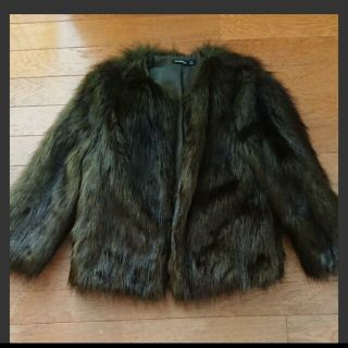 ザラ(ZARA)の新品  stradivarius  フェイクファージャケット  カーキ×ブラウ…(毛皮/ファーコート)