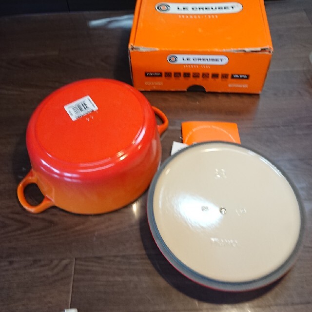 LE CREUSET(ルクルーゼ)のル・クルーゼ、ココットロンド、オレンジ22センチ、日曜日までお値下げ❣️ インテリア/住まい/日用品のキッチン/食器(鍋/フライパン)の商品写真