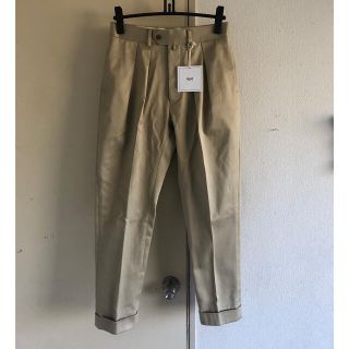 コモリ(COMOLI)のNEAT Turpan Satin Tapered beige サイズ44(スラックス)