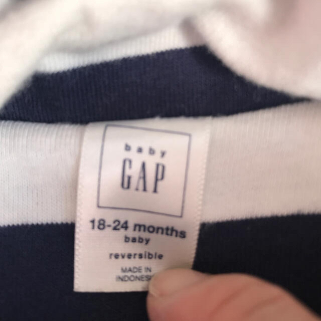 babyGAP(ベビーギャップ)のGAP⭐️リバーシブルダウンベスト⭐️18-24M キッズ/ベビー/マタニティのベビー服(~85cm)(ジャケット/コート)の商品写真