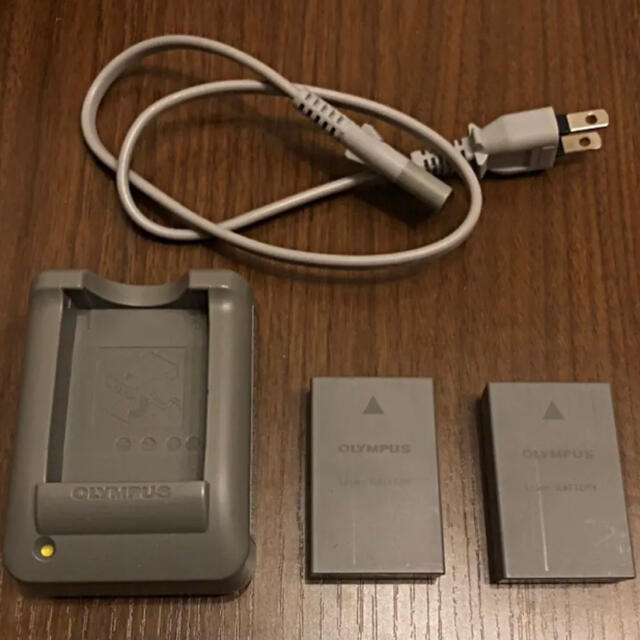OLYMPUS(オリンパス)のolympus BLS-50 バッテリー2個　充電器セット スマホ/家電/カメラのスマートフォン/携帯電話(バッテリー/充電器)の商品写真