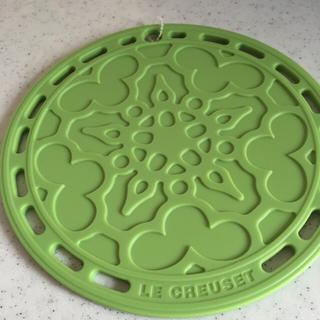 ルクルーゼ(LE CREUSET)の【ルクルーゼ海外限定品】鍋敷き黄緑(テーブル用品)