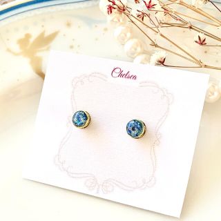 クリスプ(Crisp)の大人クラシカル 青ブルーのクラッシュシェル入りシンプルひと粒ピアス(ピアス)