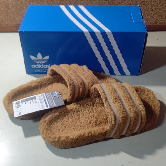 adidas(アディダス)のadidas ADILETTE W サンダル 新品未使用 もこもこ レディースの靴/シューズ(サンダル)の商品写真