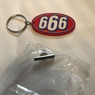 シュプリーム(Supreme)の2個セット 1-800 Pin &  666 Rubber Keychain(キーホルダー)