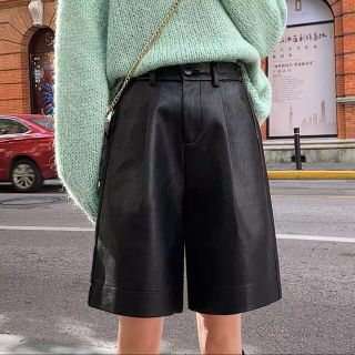 ディーホリック(dholic)のレザーパンツ　フェイクレザー　ハーフパンツ　ショートパンツ　ZARA (ハーフパンツ)