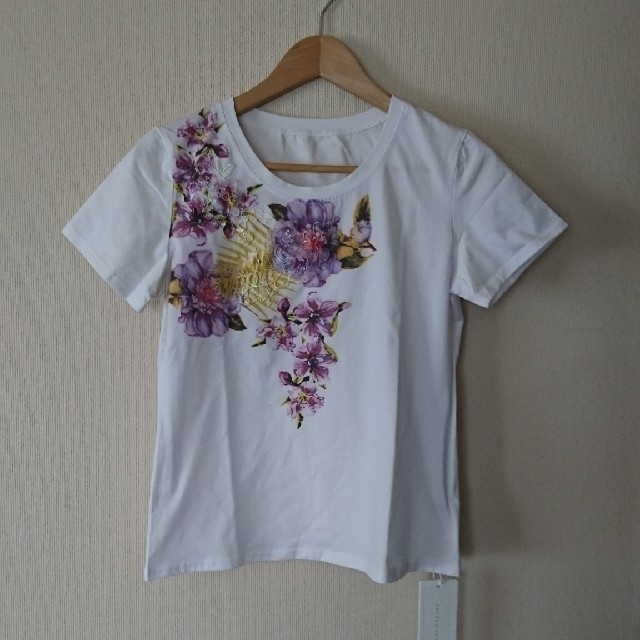 cawaii(カワイイ)のcawaii 水彩画の様な花にレ一スをあしらった上品Tシャツ レディースのトップス(Tシャツ(半袖/袖なし))の商品写真