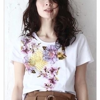 カワイイ(cawaii)のcawaii 水彩画の様な花にレ一スをあしらった上品Tシャツ(Tシャツ(半袖/袖なし))