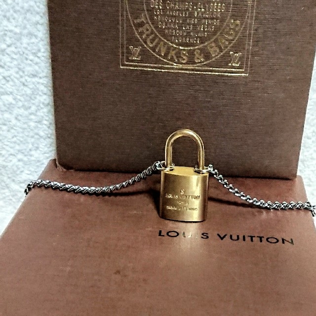 LOUIS VUITTON(ルイヴィトン)のルイヴィトン ゴールド カデナ南京錠 ネックレストップ！ メンズのアクセサリー(ネックレス)の商品写真