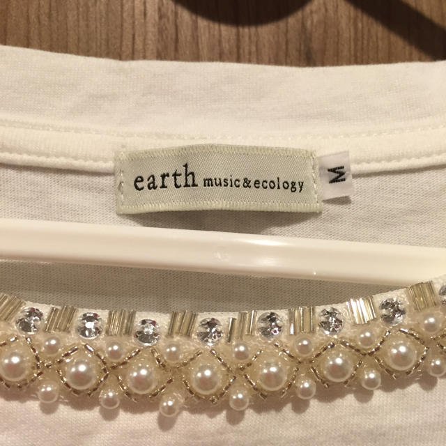 earth music & ecology(アースミュージックアンドエコロジー)のearth ビジュー付Tシャツ白Mサイズ レディースのトップス(Tシャツ(半袖/袖なし))の商品写真