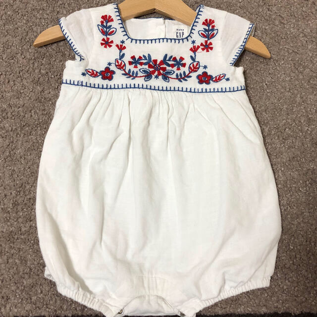 babyGAP(ベビーギャップ)のbabyGAP花柄刺繍ロンパース☆60cm キッズ/ベビー/マタニティのベビー服(~85cm)(ロンパース)の商品写真