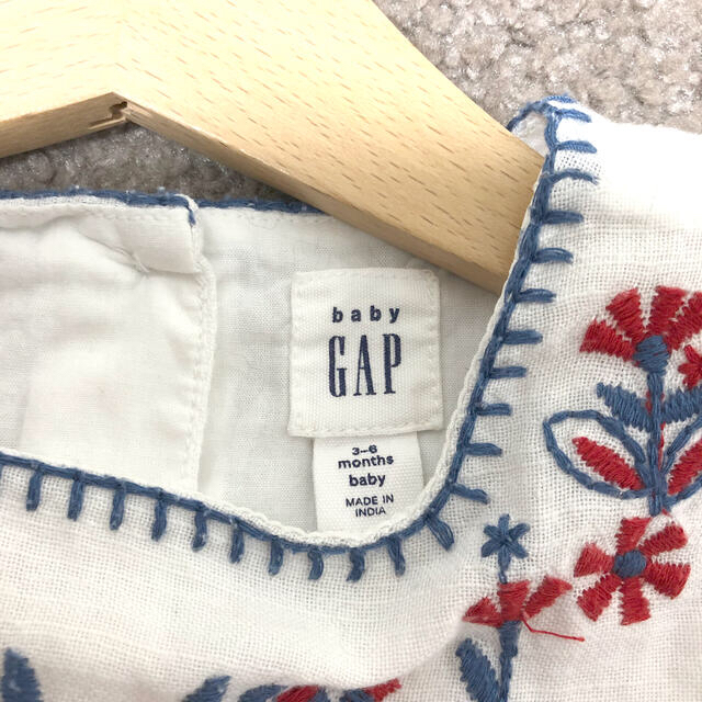 babyGAP(ベビーギャップ)のbabyGAP花柄刺繍ロンパース☆60cm キッズ/ベビー/マタニティのベビー服(~85cm)(ロンパース)の商品写真