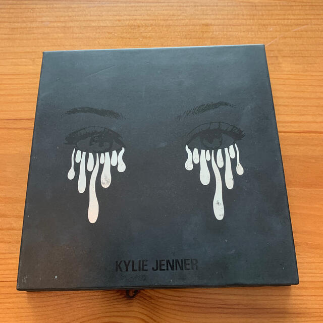 Kylie Cosmetics(カイリーコスメティックス)のkylie jenner pressed powder eyeshadow コスメ/美容のベースメイク/化粧品(アイシャドウ)の商品写真