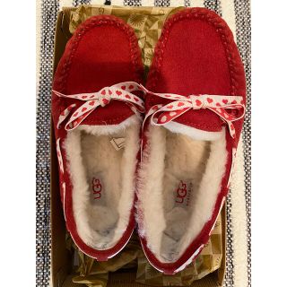 アグ(UGG)の美品 UGG モカシン バレンタイン限定品 RED 最終値下げ︎︎☺︎(スリッポン/モカシン)