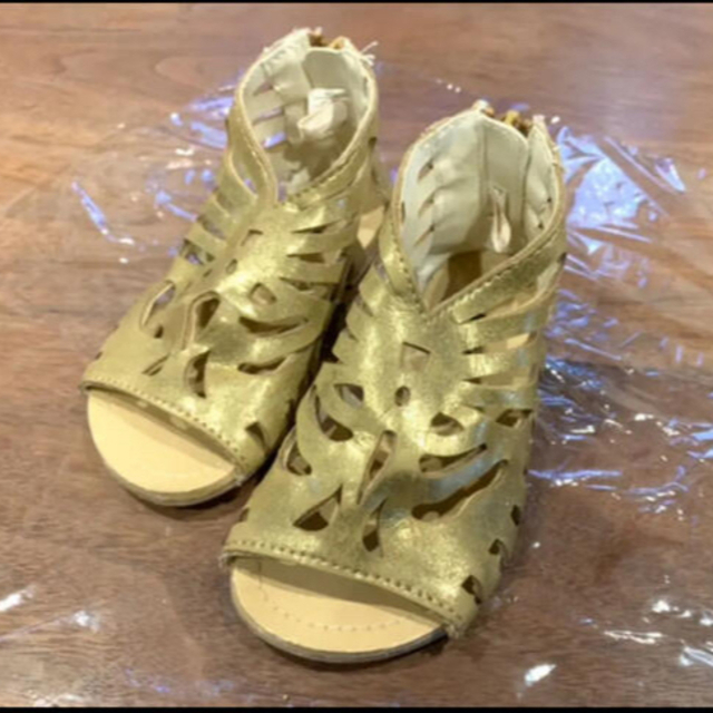 Old Navy(オールドネイビー)のサンダル　ゴールド　女の子 キッズ/ベビー/マタニティのキッズ靴/シューズ(15cm~)(サンダル)の商品写真