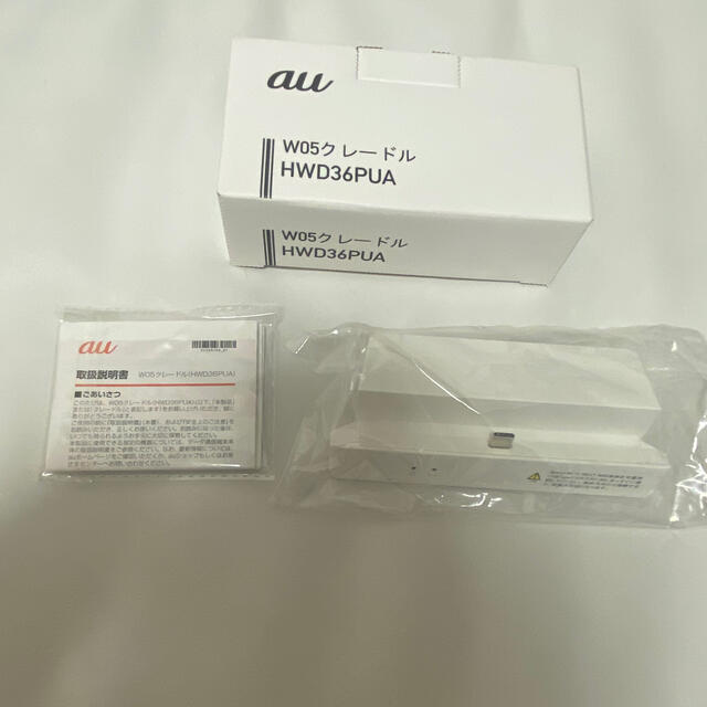 au(エーユー)のW05 クレードル スマホ/家電/カメラのスマートフォン/携帯電話(その他)の商品写真