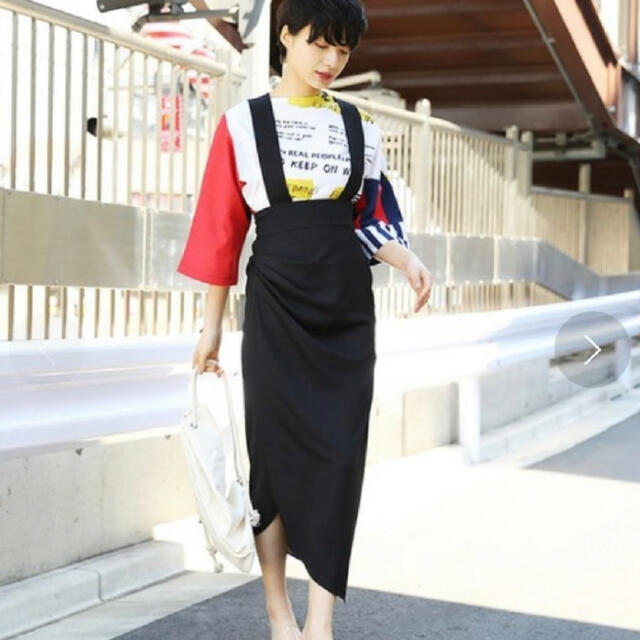 Ameri VINTAGE(アメリヴィンテージ)の【即完売】痩せてみえるASYMMETRY SUSPENDER SKIRT！ レディースのスカート(ひざ丈スカート)の商品写真