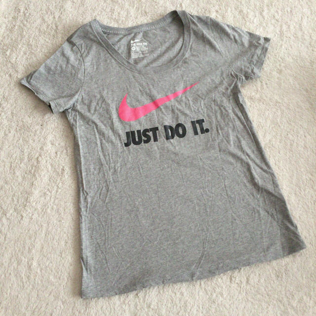 NIKE(ナイキ)のNIKE プリントTシャツ  レディースのトップス(Tシャツ(半袖/袖なし))の商品写真