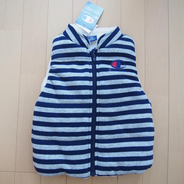 Champion(チャンピオン)の【新品】チャンピオン　ベスト　110cm キッズ/ベビー/マタニティのキッズ服男の子用(90cm~)(ジャケット/上着)の商品写真