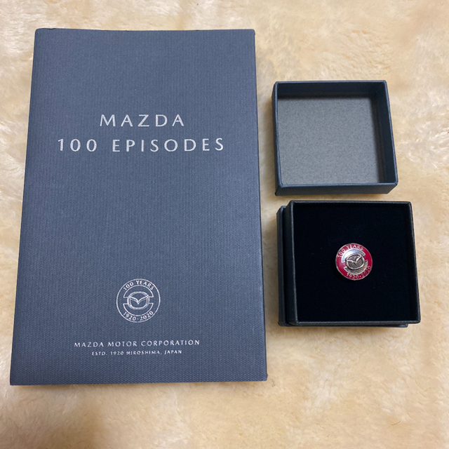 マツダ(マツダ)のMAZDA 100周年　記念バッチと本 スポーツ/アウトドアの野球(記念品/関連グッズ)の商品写真