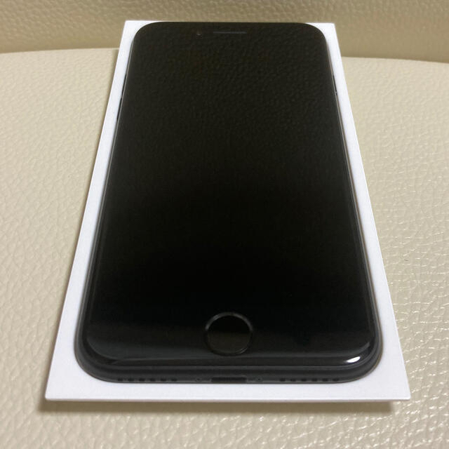 iPhone(アイフォーン)のiPhone7 128GB  SIMフリー ブラック　新品交換品　本体と充電器 スマホ/家電/カメラのスマートフォン/携帯電話(スマートフォン本体)の商品写真