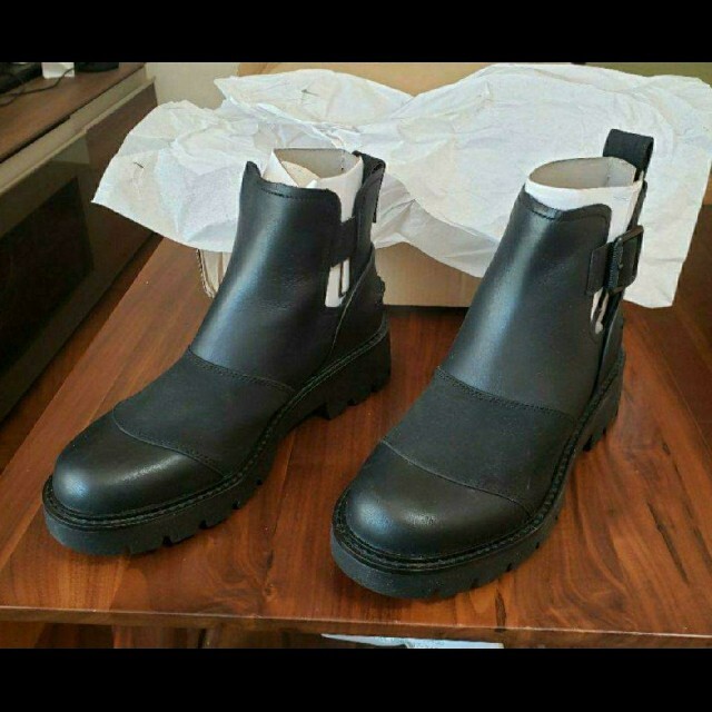 UGG(アグ)のneko様【新品】UGG ブラック　シープスキン　レザーブーツ　25.5cm レディースの靴/シューズ(ブーツ)の商品写真