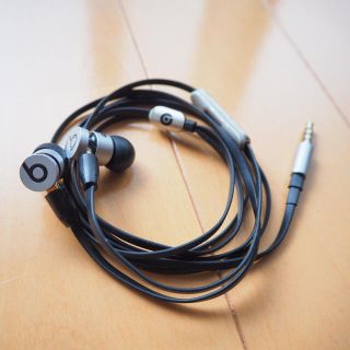 ビーツバイドクタードレ(Beats by Dr Dre)のBeats urbeats スペースグレイ（イヤホン本体のみ）(ヘッドフォン/イヤフォン)