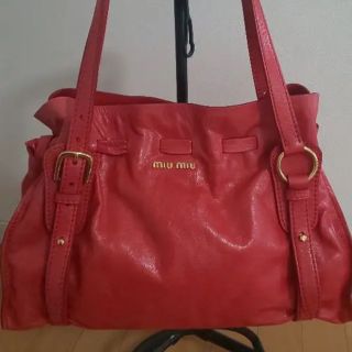 ミュウミュウ(miumiu)のmiumiu レザーショルダーバック　レッド(ショルダーバッグ)