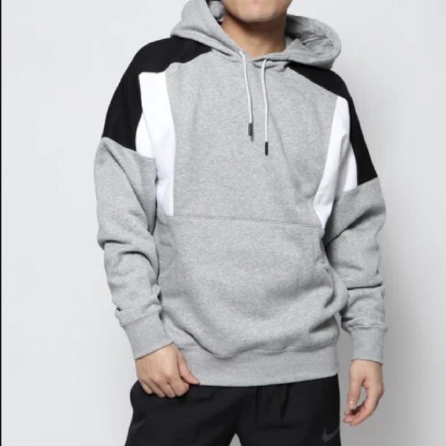 【値下げ】新品★NIKE プルオーバーフーディ(XL)