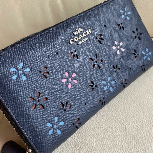 COACH - 可愛い大人気商品♪新品未使用COACHコーチ 花柄パンチング 長