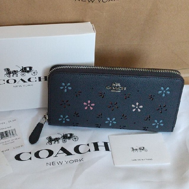 COACH(コーチ)の可愛い大人気商品♪新品未使用COACHコーチ 花柄パンチング　長財布 レディースのファッション小物(財布)の商品写真