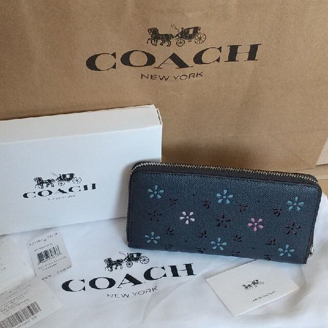 COACH - 可愛い大人気商品♪新品未使用COACHコーチ 花柄パンチング 長 