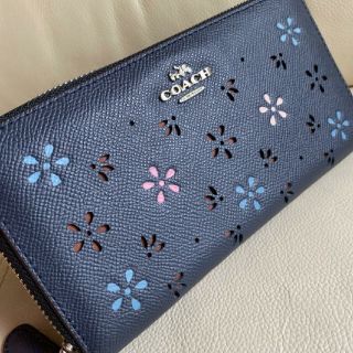 可愛い大人気商品♪新品未使用 COACHコーチ 花柄パンチング 長財布