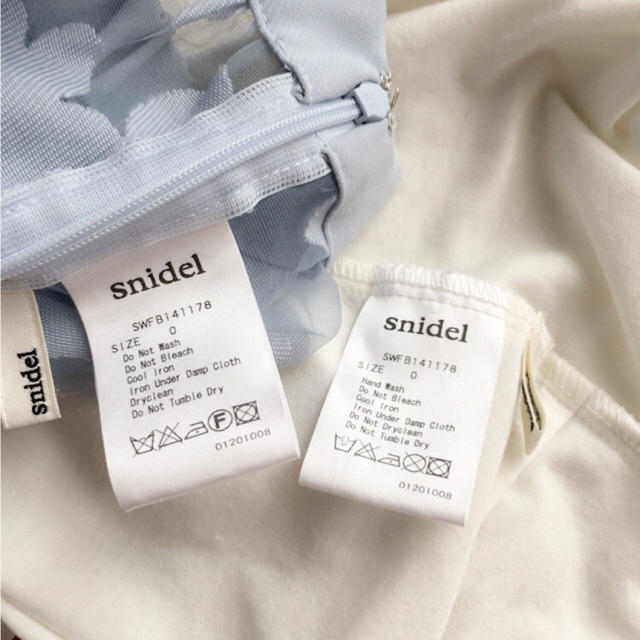 SNIDEL(スナイデル)のsnidel オパールフラワートップス レディースのトップス(シャツ/ブラウス(半袖/袖なし))の商品写真