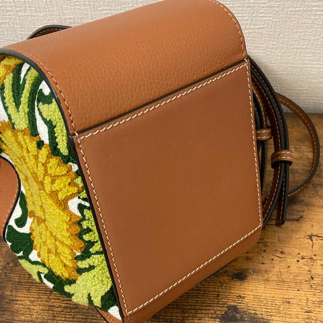 LOEWE(ロエベ)のLOEWE ロエベ　ハンモックミニ レディースのバッグ(ショルダーバッグ)の商品写真