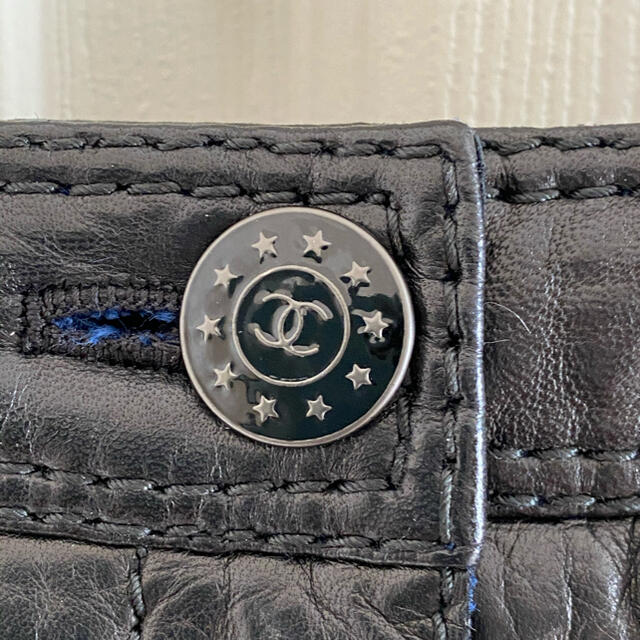 CHANEL(シャネル)のシャネル　レザー製ショートパンツ　新品未使用 レディースのパンツ(ショートパンツ)の商品写真