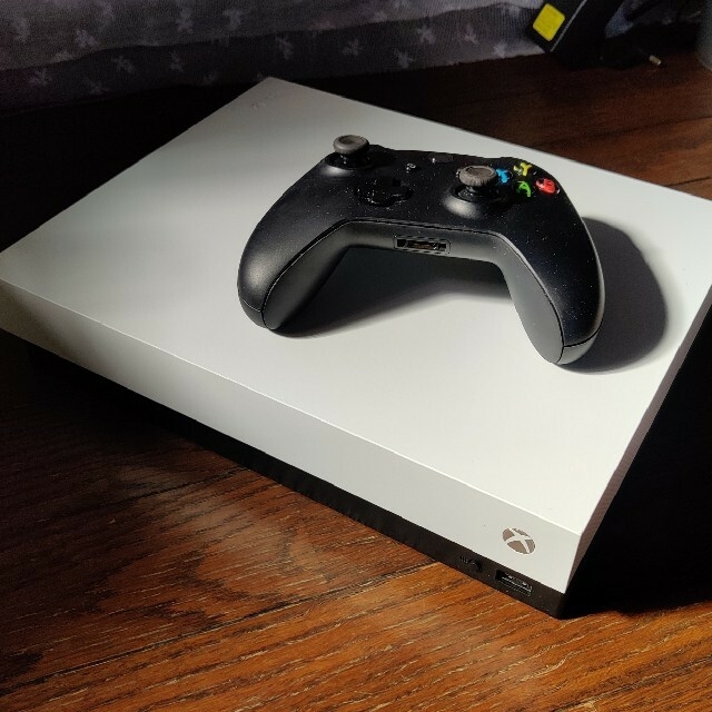 Xbox(エックスボックス)のXBOX ONE X 1TB エンタメ/ホビーのゲームソフト/ゲーム機本体(家庭用ゲーム機本体)の商品写真