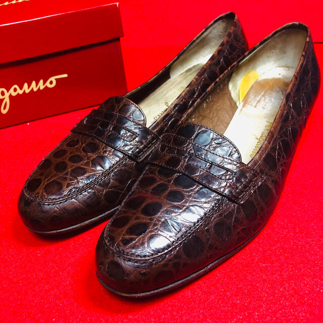 Salvatore Ferragamo(サルヴァトーレフェラガモ)の【Ferragamo】フェラガモ  クロコ【型押】ローファー レディースの靴/シューズ(ローファー/革靴)の商品写真