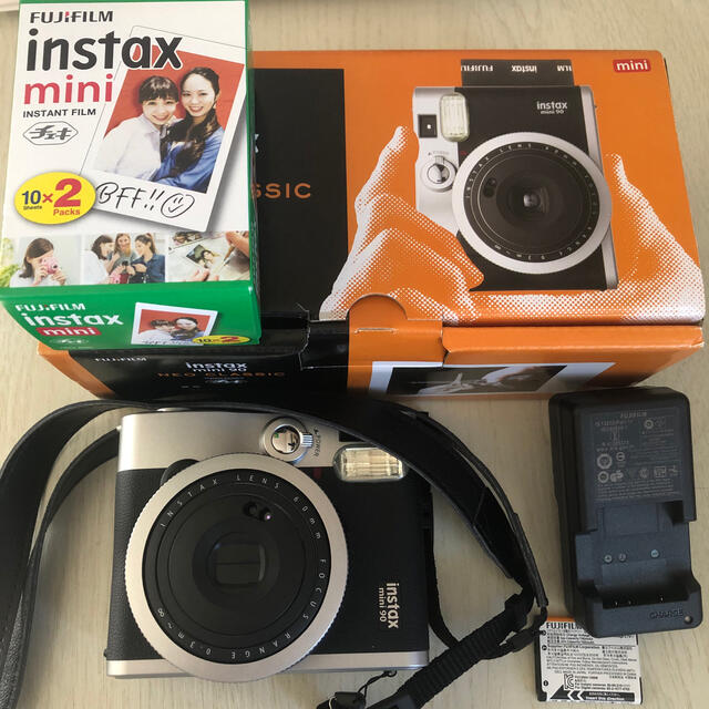 富士フイルム(フジフイルム)のチェキ本体　instax mini 90 ネオクラシック　ブラック スマホ/家電/カメラのカメラ(フィルムカメラ)の商品写真